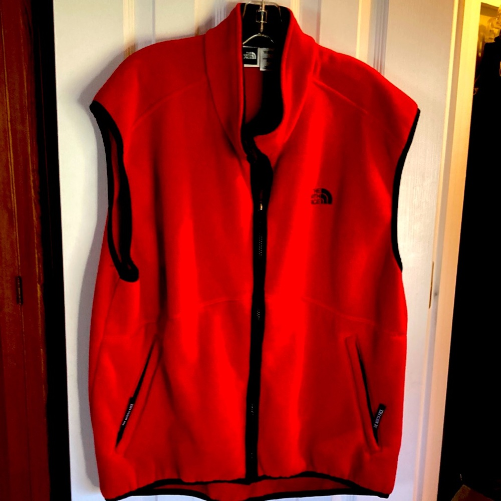 Men’s XL north face vest in red